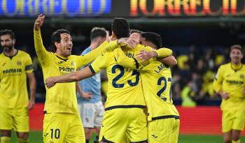 El defensa del Villarreal Asissa Mandi (c) celebra con sus compañeros tras marcar el segundo gol ante el Celta, durante el partido de LaLiga EA Sports de fútbol en el estadio de La Cerámica.