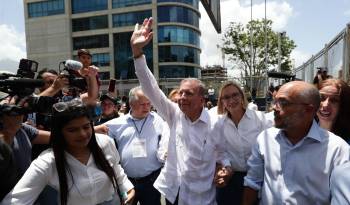 El candidato a la presidencia de Venezuela, Edmundo González Urrutia, saluda a su llegada a votar este domingo.