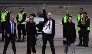 Assange aterrizó de noche en Canberra, la capital australiana, en un jet privado.
