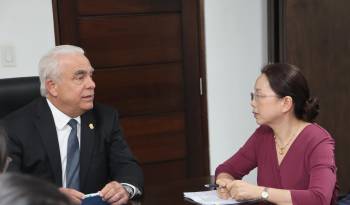 A la reunión con Linares también asistió la embajadora de China en Panamá, Xu Xueyuan.