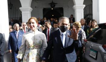 Cortizo acompañado de la primera dama, Yazmín Colón de Cortizo, bajó por las escalinatas centrales de la Presidencia.