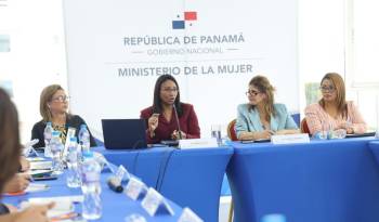 La ministra de la mujer, Niurka Palacio, de rojo vino, durante la presentación de su plan de acción.