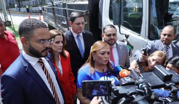 La presidente de la Asamblea, Dana Castañeda, junto a otros diputados quitaron la cerca que se colaban para contener las protestas.