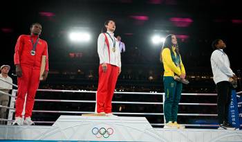 Atheyna Bylon durante la ceremonia de entrega de medallas.