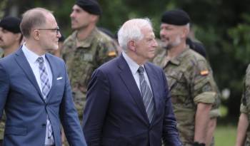 El ministro de Defensa de Letonia, Andris Sprud, y el alto representante de la UE para Asuntos Exteriores y Política de Seguridad, Josep Borrell.
