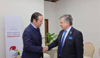 El canciller de Panamá, Javier Martínez Acha (Izq.) junto al ministro de Relaciones Exteriores de Uruguay, Omar Paganini.