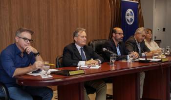 Ministro de Ambiente, Juan Carlos Navarto, durante la reunión con miembros de la Capac.