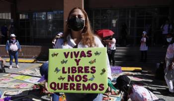 Fotografía de archivo de colectivos de mujeres realizan un plantón en el Día Internacional de la Eliminación de la Violencia contra la Mujer, en Tegucigalpa.