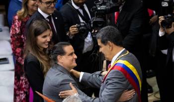 El presidente venezolano, Nicolás Maduro (d), saludando al empresario colombiano Alex Saab.