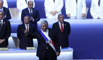 El presidente de Panamá, José Raúl Mulino, saluda tras recibir la banda presidencial.