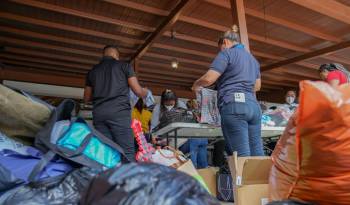 Se estableció un centro de recepción de donaciones en el parque Omar.