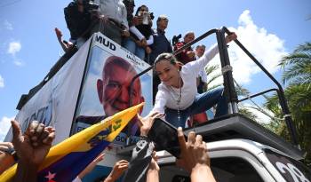 La líder opositora venezolana María Corina Machado saluda a sus partidarios desde lo alto de un camión durante una manifestación para protestar por los resultados de las elecciones presidenciales, en Caracas el 3 de agosto de 2024.