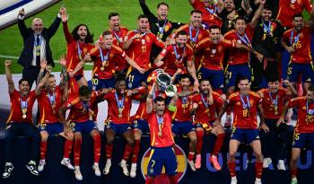 El seleccionado de España celebrando el cuarto título de la Eurocopa en su historia.