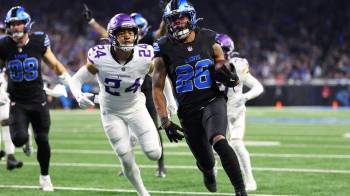 Jahmyr Gibbs (der.) de los Detroit Lions durante el partido frente a los Minnesota Vikings.