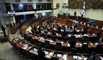 La presidenta de la Asamblea, Dana Castañeda, afirmó que gracias a que la entidad publica la planilla, la diputada Chandler pudo detectar el error, el cual dijo, se procederá a corregir.