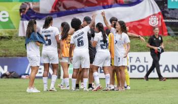 La Selección Femenina de Panamá celebrando su triunfo frente a Costa Rica en su último partido amistoso.