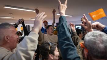 El candidato del partido nacionalista groenlandés Naleraq, Juno Berthelsen (centro), y miembros del partido celebran a medida que llegan los resultados de la votación.