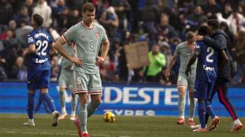 El delantero noruego del Atlético de Madrid Alexander Sorloth, se lamenta tras la derrota ante el Getafe.