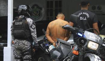 Fotografía tomada de la cuenta de la red social X de la Policía Nacional de Panamá que muestra a dos policías junto a un detenido salvadoreño este 11 de julio de 2024, en Ciudad de Panamá (Panamá).