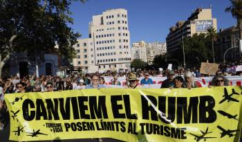Miles de mallorquines han salido este 21 de julio a la calle para protestar contra la masificación turística.