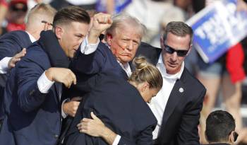 El expresidente estadounidense Donald Trump es sacado del escenario por el Servicio Secreto tras un el atentado que sufrió durante un mitin de campaña en el Butler Farm Show Inc. en Butler, Pensilvania (Estados Unidos).