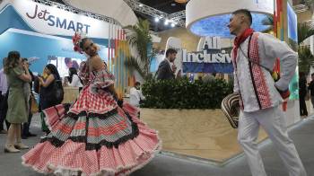 Artistas bailan este miércoles, durante la Vitrina Turística ANATO 2025 en Bogotá.