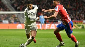 El centrocampista inglés del Real Madrid, #05 Jude Bellingham, es desafiado por el defensor francés del Atlético de Madrid, #15 Clément Lenglet, durante el partido de vuelta de los octavos de final de la UEFA Champions League entre el Club Atlético de Madrid y el Real Madrid CF en el estadio Metropolitano de Madrid el 12 de marzo de 2025.