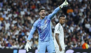 El portero del Real Madrid, Thibaut Courtois, durante el encuentro frente al Borussia Dortmund.