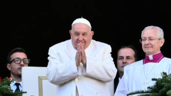 El papa Francisco saluda a la multitud desde el balcón principal de la Basílica de San Pedro después del mensaje y bendición Urbi et Orbi a la ciudad y al mundo.