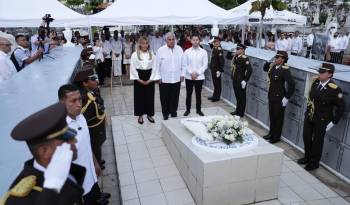 El presidente de la República de Panamá, José Raúl Mulino (centro), durante los actos conmemorativos del Día de los Difuntos.