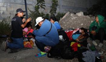 Migrantes toman un descanso en un campamento improvisado hoy, en el municipio de Berriozábal en el estado de Chiapas (México).