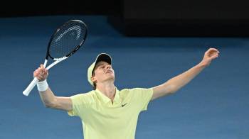 El tenista italiano Jannik Sinner celebra la victoria en la final de individuales masculinos contra el alemán Alexander Zverev en el Abierto de Australia.