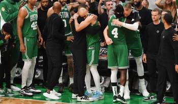 El equipo de los Boston Celtics celebrando el título de la NBA.