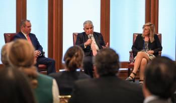 El foro se desarrolló en la sede del Harvard Club de Nueva York.