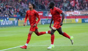 El alemán Michael Olise (I) celebra su gol ante el Bochum en Bochum, Alemania. EFE/EPA/FRANK ZEISING .