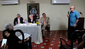 Familiares de Álvaro Menéndez Franco estuvieron presentes en la presentación de la obra.