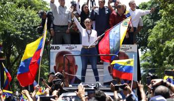 La líder opositora de Venezuela María Corina Machado asiste a una protesta en rechazo a los resultados oficiales de las elecciones presidenciales -que dan la victoria al presidente Nicolás Maduro.