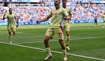 El jugador español, Fermín López celebrando uno de sus goles.