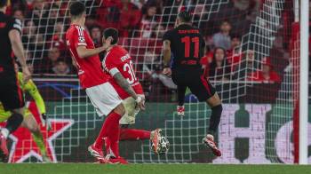 El jugador del FC Barcelona Raphinha marca el 0-1 durante el partido de ida de octavos de final de la UEFA Champions League.