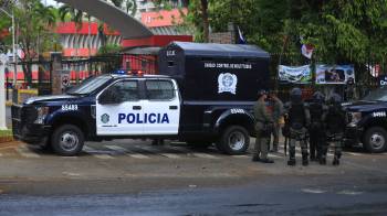 Unidades de control de multitudes en la entrada de la Universidad de Panamá este 31 de enero.