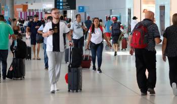 Viajeros se movilizan en el Aeropuerto de Tocumen.