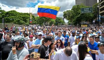 Opositores al presidente venezolano Nicolás Maduro participan en una manifestación convocada por el candidato presidencial Edmundo González Urrutia y la líder opositora María Corina Machado.