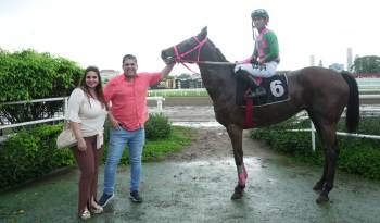 ‘Lady Panama’, luego de su categórico triunfo, es recibida en el recinto de ganadores por su propietario Iván Belfon.