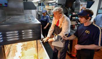 Fotografía tomada de la cuenta en X de Dan Scavino Jr., el asesor de comunicación del candidato republicano a la Casa Blanca, el expresidente (2017-2021) Donald Trump, donde se le ve cocinando papas fritas en un local de McDonald's en Feasterville, Estados Unidos.