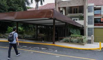 La Biblioteca Nacional se encuentra dentro del Parque Conmemorativo Omar Torrijos.