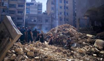 Escombros de un edificio colapsado tras un ataque de Israel ayer en el barrio de Basta de Beirut.