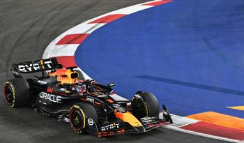 Max Verstappen conduciendo el monoplaza de Red Bull durante el Gran Premio de Singapur.