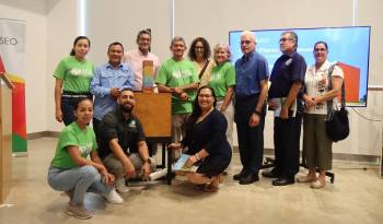 El equipo de Matusagaratí junto a la Dra. Candanedo en la ceremonia del premio Pilares del Biomuseo.