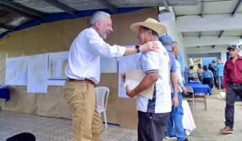 El Canal de Panamá está comprometido con mejorar la calidad de vida en Río Indio, afirmó el administrador del Canal, Ricaurte Vásquez Morales, durante un conversatorio en la comunidad de El Limón, en Chagres.