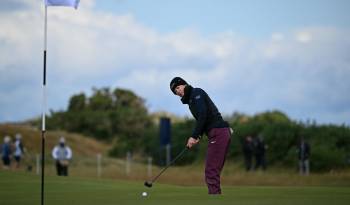 La estadounidense Nelly Korda patea en el tercer green en el segundo día del Campeonato Abierto Británico de Golf Femenino 2024, en el Old Course de St Andrews, en St Andrews, Escocia.